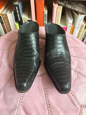 Stuart Weitzman Black Embossed Leather Pointed-Toe Mule Clogs